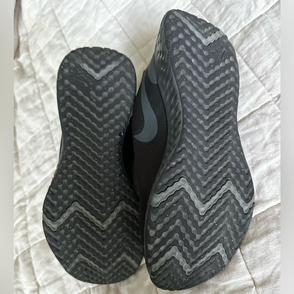 Nike Revolution 5 Triple Black Anthracite Sneakers Shoes BQ3204-001 - Picture 4 of 6